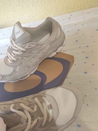 Zapatillas Asics Beige y Blancas