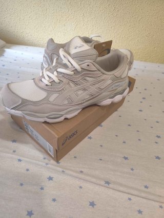 Zapatillas Asics Beige y Blancas