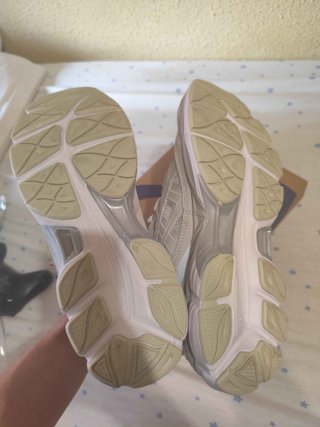Zapatillas Asics Beige y Blancas