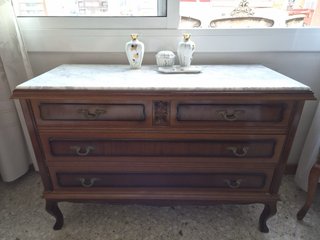 Cómoda de madera con tapa de mármol