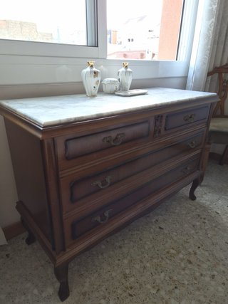 Cómoda de madera con tapa de mármol