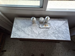 Cómoda de madera con tapa de mármol
