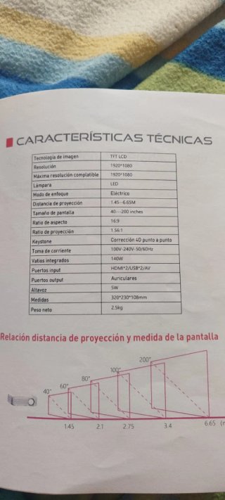 Proyector LED  y pantalla eléctrica