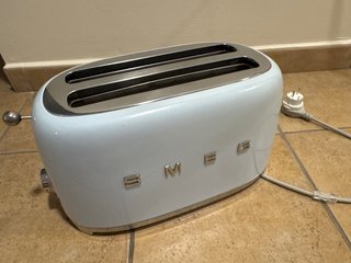 Tostadora Smeg Blanca