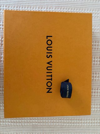 Caja Louis Vuitton con cinta regalo