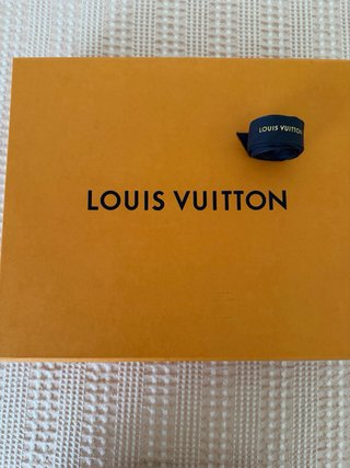 Caja Louis Vuitton con cinta regalo