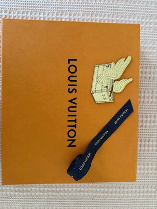 Caja Louis Vuitton con cinta regalo