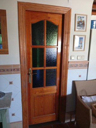 Puerta madera maciza con cristales de colores