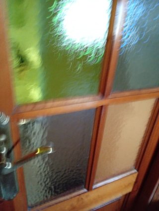 Puerta madera maciza con cristales de colores