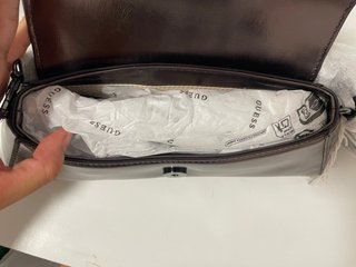 Bolso Guess hombro laminado marrón/plata
