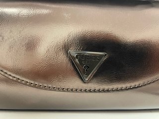 Bolso Guess hombro laminado marrón/plata