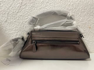 Bolso Guess hombro laminado marrón/plata