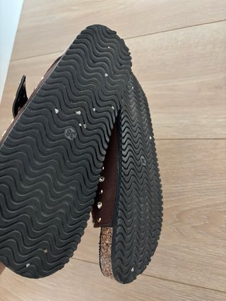 Sandalias Marrones con Tachuelas Doradas