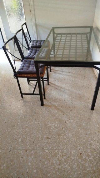 Mesa cristal y 3 sillas metal