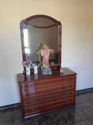 Cómoda de madera con espejo