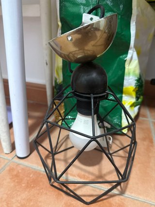 Lámpara colgante industrial negra y dorada