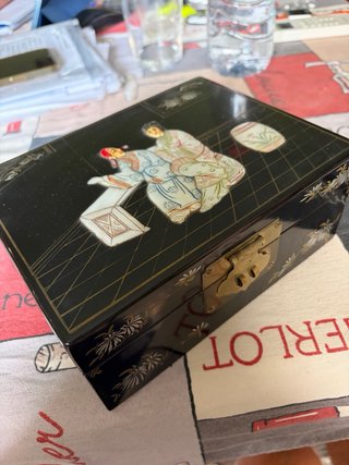 Joyero antiguo con incrustaciones de nacar