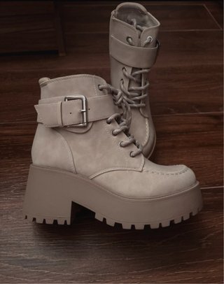 Botines de plataforma beige y marrón