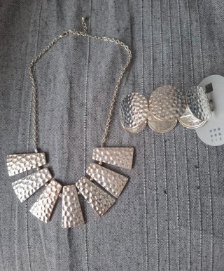 Colgante y Pulsera Plateados. NUEVO