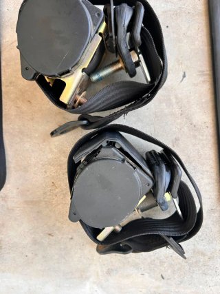 Land rover defender 110 all seat belts