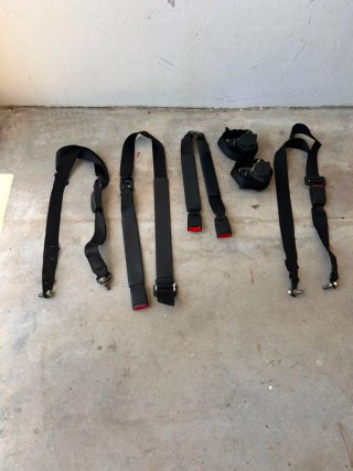 Land rover defender 110 all seat belts