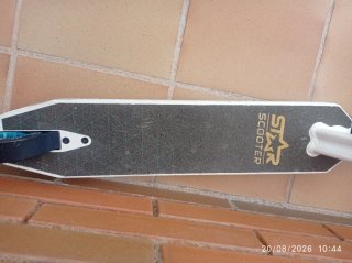 Patinete infantil con rueda azul