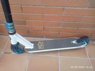 Patinete infantil con rueda azul