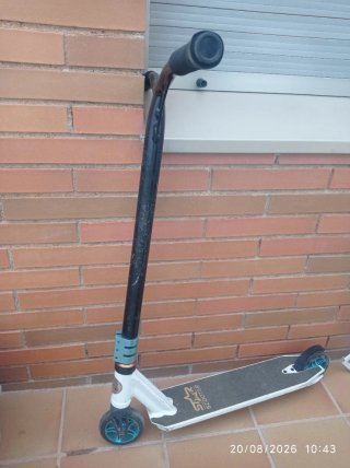 Patinete infantil con rueda azul