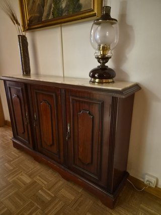 Aparador de madera con tapa de mármol