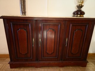 Aparador de madera con tapa de mármol