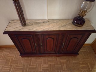 Aparador de madera con tapa de mármol