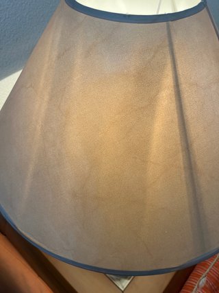 Lámpara de mesa beige y marrón