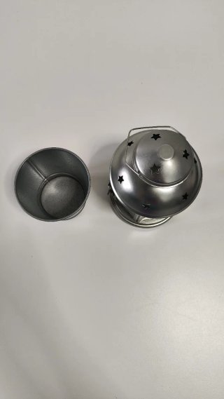 Farolillo y maceta metálicos.
