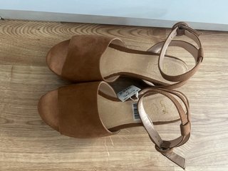 Sandalias de cuña marrón con tira al tobillo