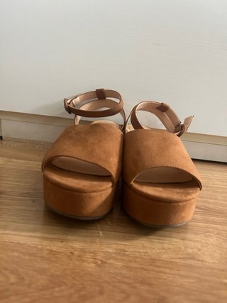 Sandalias de cuña marrón con tira al tobillo