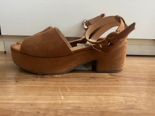 Sandalias de cuña marrón con tira al tobillo