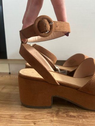 Sandalias de cuña marrón con tira al tobillo