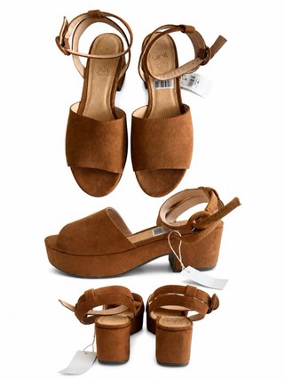 Sandalias de cuña marrón con tira al tobillo