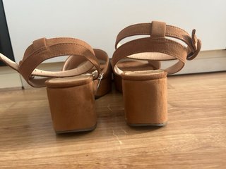Sandalias de cuña marrón con tira al tobillo