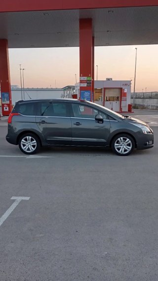 Peugeot 5008 2011