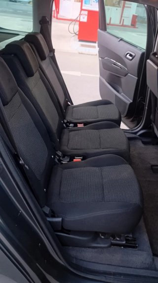 Peugeot 5008 2011