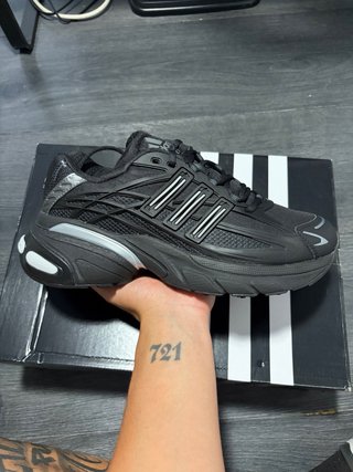 Zapatilla Adidas Negra y Plateada
