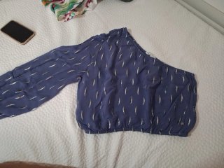 Blusa de un hombro con estampado plateado