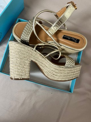 Sandalias doradas de cuña con plataforma