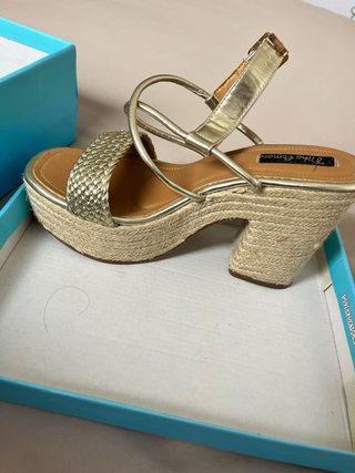 Sandalias doradas de cuña con plataforma