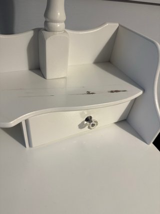 Tocador blanco con espejo ovalado
