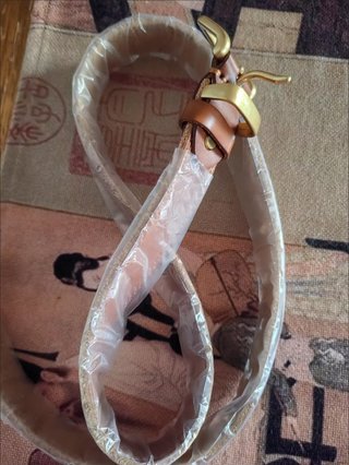 Cinturón de cuero marrón con hebilla dorada