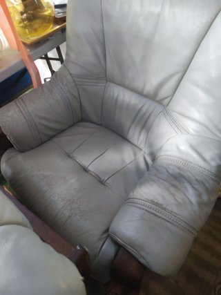 Sillones de piel y madera antiguos
