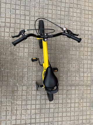 Bicicleta infantil amarilla con ruedines