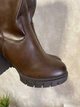 Botas altas marrones con tacón